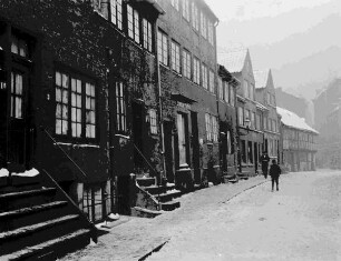 mit Schnee bedeckte Straßenansicht, vielleicht Lübeck