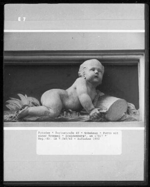 Putto mit einer Trommel