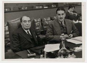 Augusto de Vasconcellos während einer Sitzung des Koordinationskomitees im Völkerbundpalast in Genf. links: Augusto de Vasconcellos, rechts: Debordez