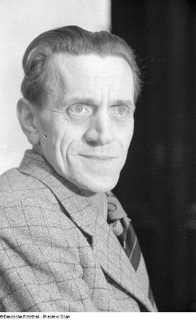 Porträtaufnahmen des Theaterregisseurs und Schauspielers Walter Schramm : Porträt Regisseur Walter Schramm
