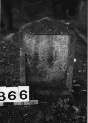 Grabstein 866 (Index: 99630368) Material: Sandstein Zustand: Schriftplatte fehlt, beschädigt, verwitt. Maße HxBxT: 45x28x18 cm Beschreibung: Stele mit giebelartigem Abschluß, Schriftfeld rechteckig eingetieft: Grabstein 866