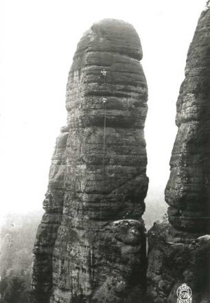 Sächsische Schweiz, Schrammsteine. Jungfer. Seilschaft Ehrhardt Renger im oberen Teil der Ostkante (VIIc)
