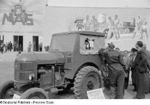 IFA-Traktor mit Anbauwechselpflug