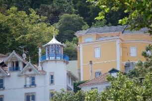 Kleinstadt Sintra - Stadtvillen : Stadtvillen in der Kleinstadt Sintra bei Lissabon, aufgenommen 2006