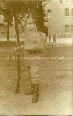 Infanterist Max Lorisch mit Bajonett und Pickelhaube