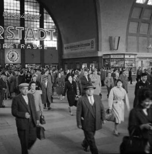Pendler im Karlsruher Hauptbahnhof.