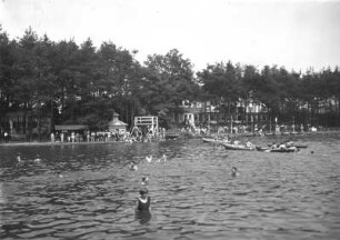 Weixdorf-Friedersdorf. Prinz-Hermann-Bad (Waldbad Weixdorf). Badeteich mit Schwimmern und Kahnfahrern gegen Nordufer mit Gondestation, Sprungturm und Gaststätte
