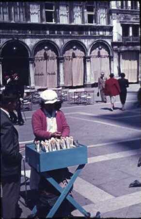 Straßenverkäuferin in Venedig
