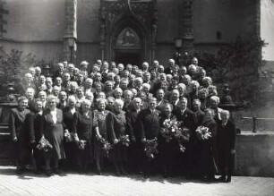 Gruppenbild zur Goldenen Konfirmation vor dem Westportal der Stadtkirche St. Marien