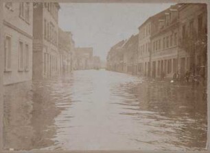 Grimma. Blick in die Hohnstädter Straße, Richtung Markt/Lange Straße. Ansicht bei Hochwasser