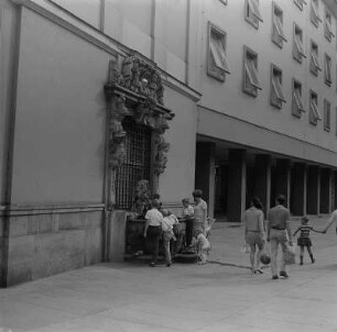 Dresden. Dinglingerbrunnen am Hotel Gewandhaus, von Johann Melchior Dinglinger, zierte ursprünglich Hof und Wohnhaus Dinglingers