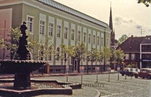 Marktplatz: im Vordergrund Gänseliesel-Brunnen, mit Blick auf Peter-Paul-Kirche