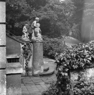 Dresden-Loschwitz, Schillerstraße 15. Hauseingang mit zwei Puttenpaaren (1901/1933)