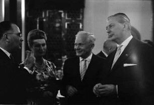 Freiburg: Kaufhaussaal; Nato-Konferenz; Ministerpräsident Kiesinger im Gespräch mit Frau Cunha und Herrn Prof. Paolo Cunha, ehemaliger portugiesischer Außenminister