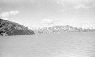 Selbstversenkung des Hochseepassagierdampfers "Columbus" am 19. Dezember 1939, Besatzungsangehörige im Internierungslager auf Angel Island, Kalifornien, Blick über Bucht und Meer auf gegenüberliegende Hügel