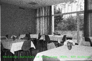 Unbesetzte Tische im Speisesaal der Kantine (KANT)