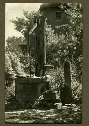 Seitengasse, osten, Schwengelbrunnen
