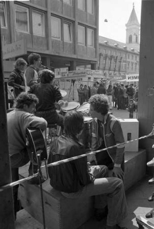 Patenschaft der Stadt Karlsruhe für die ARD-Fernsehlotterie 1977 "Ein Platz an der Sonne". Straßenfest des Bismarck-Gymnasiums zu Gunsten der Lotterie