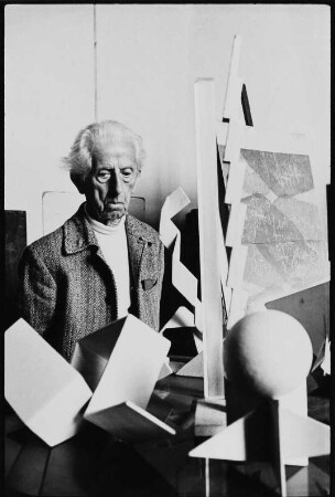 Der Maler Herman Glöckner in seinem Atelier