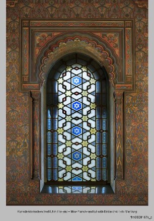 Hufeisenbogige Fensteröffnung : Buntglasfenster mit Davidsstern