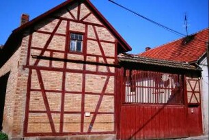 Wirtschaftsgebäude mit anschließendem Hoftor