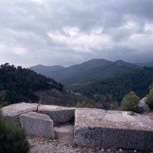 Thasos (antike Stadt), Akropolis, Athenaion, Steinsockel des Athenaions, Ypsarion-Gipfel