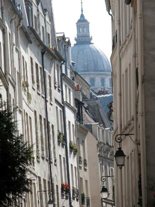 Altstadtgasse im Quartier Latin, Durchblick zum Pantheon