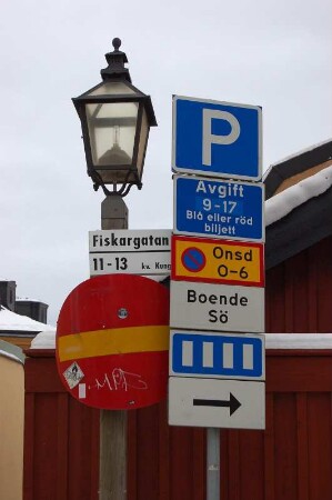 Verkehrsschilder im historischen Stadtteil von Södermalm