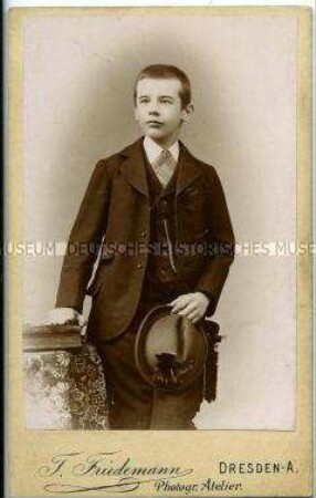 Junge im Anzug mit Hut, Carte de Visite