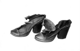 Ein Paar Schuhe mit hohen Absätzen