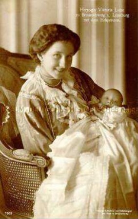Viktoria Luise von Braunschweig mit ihrem ersten Sohn Ernst August