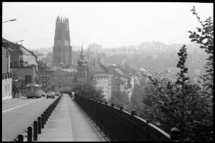 Fribourg: Routes des Alpes mit Blick auf Rathaus und Kathedrale
