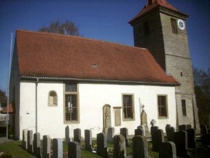 Langhaus (Gotischer Neubau 14 Jh auf Romanischem Vorgänger) über Traufseite Süd-Kirchturm Spätromanisch (13 Jh)-Kirche im 18 Jh überarbeitet und dabei stark überformt