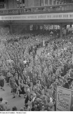 Blick auf einen Demonstrationszug am S-Bahnhof Alexanderplatz