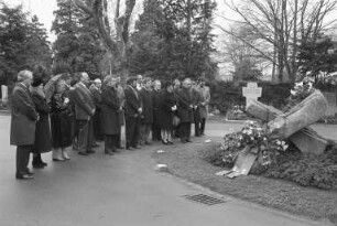 Kranzniederlegung am Grab des ehemaligen Oberbürgermeisters Günther Klotz auf dem Karlsruher Hauptfriedhof anlässlich des 10.Todestages