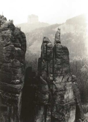 Sächsische Schweiz, Affensteine. Brosinnadel. Blick vom Langen Horn zum Falkenstein