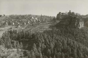 Hohnstein. Stadtansicht mit Stadtkirche (1728/1736; G. Bähr) und Burg Hohennstein (wohl 12. Jahrhundert)