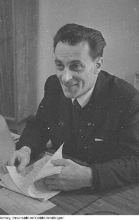 Dresden. Willy Seidel, Vorsitzender des Stadtvorstandes des Freien Deutschen Gewerkschaftsbundes (FDGB), 1957