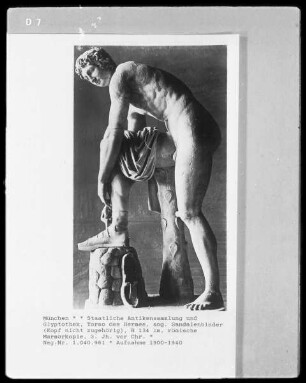 Torso des Hermes, sog. Sandalenbinder, römische Marmorkopie