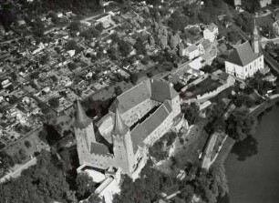 Rochlitz. Stadtansicht. Luftbild : Rochlitz. Schloss (12.-16. Jh.) und St. Petrikirche (E. 15. Jh.) am linken Ufer der Zwickauer Mulde gegen Kleingartenanlage. Luftbild-Schrägaufnahme von Süd-Südwesten