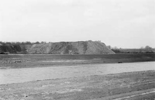 Weiße Elster : Der Flusslauf der Weißen Elster. Deponie Leipzig-Möckern (heute Nahleberg) mit nördlichem Elsterhochflutbett (heute Neue Luppe)