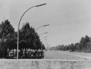 Blick über die Staatsgrenze nach Westberlin/Berliner Mauer am Brandenburger Tor in die Straße des 17. Juni mit der Aussichtsplattform am Hindenburgplatz