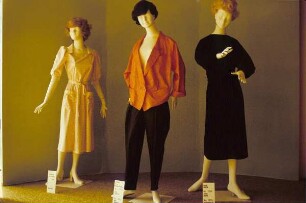 DDR. Drei Schaufensterpuppen, wohl in einem Exquisit-Laden