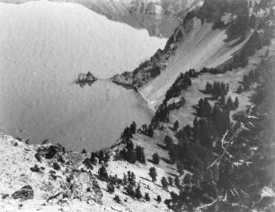 Crater Lake : Blick auf das Dutton Cliff und Phantom Ship sowie die Ausfahrt aus dem Sun Meadowstal im Crater Lake