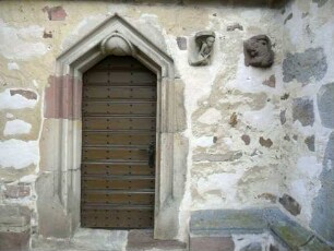 Dagobertshausen-Evangelische Kirche - Chor von Süden-Tür mit abgestuftem Gewände und nebig vermauerten Figuren (Spolien des Vorgängerbaues) in Übersicht