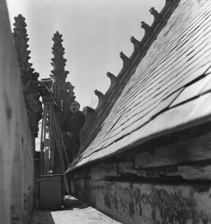 Der gähnende Fotograf Kerlen auf dem Dach der Kathedrale Saint-Julien in Le Mans (Aufnahme im Rahmen der Fotokampagne im besetzten Frankreich)