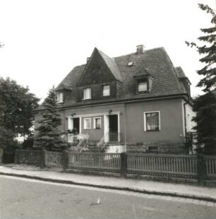 Berggießhübel (Bad Gottleuba-Berggießhübel), Ernst-Thälmann-Straße (Siedlung) 12/11. Stadtsiedlung am rechten Gottleubahang. 1927 ff. Doppelwohnhaus. Straßenansicht