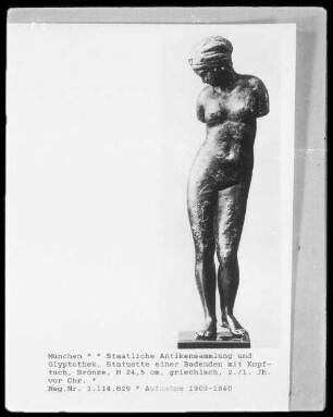 Statuette einer Badenden mit Kopftuch