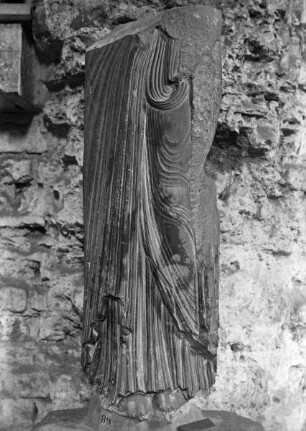 Fragment einer Statue des Annenportals von Notre-Dame in Paris