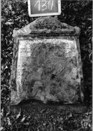 Grabstein 131 (Index: 100090320) Material: Sandstein Zustand: abgeblätt/beschäd/verwitt/Textverl. groß Maße HxBxT: 57x50x0 cm Beschreibung: Stele, Giebel, Schriftfeld eingetieft: Grabstein 131